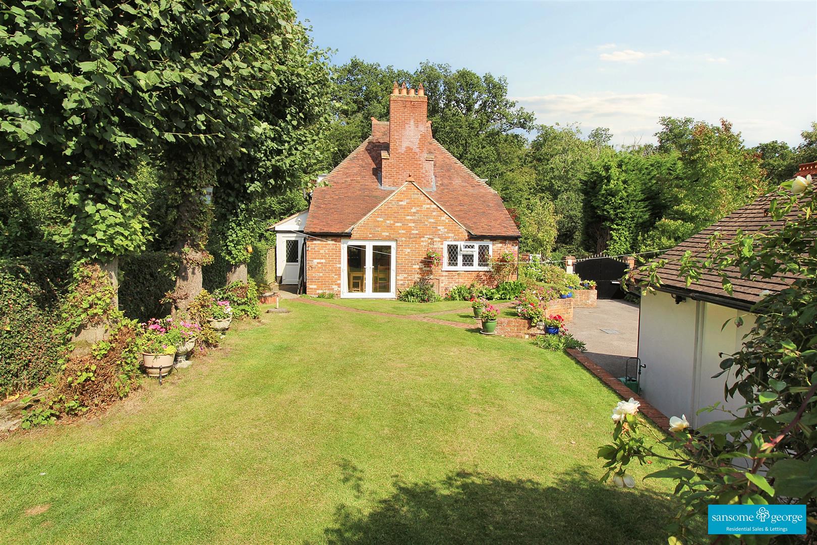 3 bed property in Langley Hill, Reading